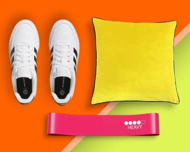 Oranger Hintergrund. Weiße Turnschuhe mit schwarzen Streifen, gelbes Kissen und schwarzes Fitnessband.