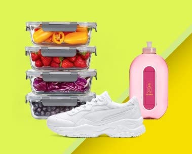 Farbverlauf von Hellgrün zu Gelb im Hintergrund. Bild zeigt gestapelte Lebensmittelbehälter mit verschiedenen Lebensmitteln, eine rosa Wasserflasche und weiße Turnschuhe.