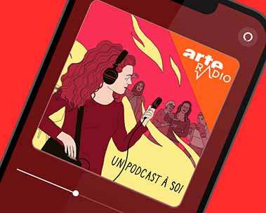 Application Arte Radio : femme avec casque tenant micro pour podcast solo.