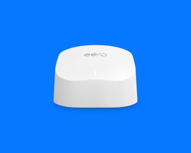 eero 6, un dispositivo router Wi-Fi bianco di forma squadrata con bordi arrotondati e logo eero sulla parte superiore, su sfondo blu.