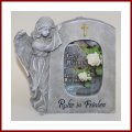 Grabengel Engel stehend neben Grabstein für Foto Grabstein mit Spruch Ruhe in Frieden anmutiger Grabschmuck Trauerschmuck Grabfigur Trauerfigur Gedenkstein für Foto wetterfest
