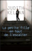 couverture de : La petite fille en haut de l'escalier