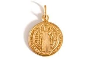 DE BUSSY Medalla San Benito en Plata de Ley Cubierta de Oro de 18kt. Medida: 8mm. Es una de Las medallas más Antiguas de la cristiandad, y quienes la portan creen Que Tiene Poder contra el Mal.