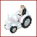 Hochzeitsfigur Brautpaar auf Traktor als Spardose in weiß Sparbüchse Brautpaar Paar Mann Frau auf Trecker Tortenfigur Hochzeitsgeschenk