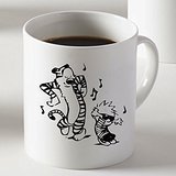 Taza de café con texto en inglés"Calvin and Hobbes Playing Dance", dos lados