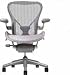 Produktbild Aeron Stuhl von Herman Miller – Größe B (Medium) – sehr verstellbar – Titan Smoke Rahmen – posturefit Support – Classic Zink pellikel