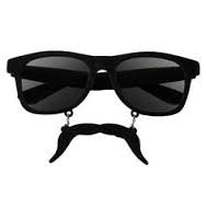 SUPER LUSTIGE SONNENBRILLE = VON ILOVEFANCYDRESS=MIT UV SCHUTZ 400=DER PLASTIK SCHNURRBART IST BEFESTIGT AN 2 KLEINEN KETTEN AN DER SONNENBRILLE= DIE SONNEN BRILLE IST ERHALTBAR IN BLAU ODER SCHWARZ = UND DER SCHNURRBART IST ERHALTBAR IM GANOVEN STIL ODER MEXIKANER STIL = ERHALTBAR IN DER STÜCKZAHL VON = 1 BRILLE= 6 BRILLEN ODER 12 BRILLEN