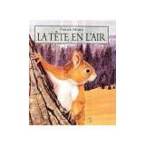 La  tête en l'air : l'écureuil