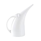 Cada regadera tiene un pico largo para permitir que las plantas se viertan donde se necesitan.