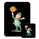 Preisvergleich Produktbild Motiv Fröhlicher Kobold balanciert Basketball Mauspad & Untersetzer
