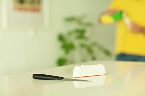 Fiskars Messerschärfer für glatte Messerklingen aus Stahl, Keramikschleifstein, Functional Form, Roll-Sharp, Weiß/Orange, 1014214 - 9