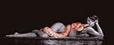 Künstler: Pshek I Motiv: Wunderschöne Frau in Wasser liegend mit roter Python Schlange Dunkel Lust Anrüchig Kontrast