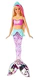 El conjunto de barbie le da todavía más magia gracias a un corpiño rosa brillante que atrapa la luz y una cola translúcida y reluciente; para más diversión, ¡ponle la diadema transparente azul!