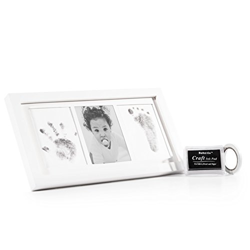 Hochwertiges Baby Handabdruck und Fußabdruck DIY-Set für Jungen und Mädchen mit schadstofffreier Farbe, kostbarem Bilderrahmen aus Holz und Acrylglas und Foto-Bereich – die ideale Baby Deko und das beste Babyparty Geschenk - 9