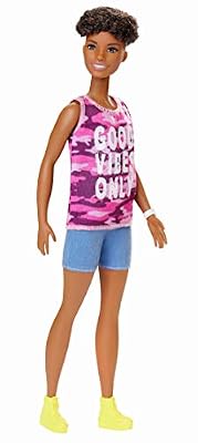 Mattel Barbie Fashionistas Poupée Mannequin #128 aux Cheveux Courts Rasés Sur Les Côtés, Short, Débardeur Rose et Baskets Jaunes, Jouet pour Enfant, Ghp98