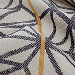 URBANARA Strandtuch „Arade“ – 100% reine Baumwolle, mit geometrischem Muster und Fransen – 100 x 180 cm, Duschtuch, Handtuch, Badetuch, Saunatuch, Hamamtuch (Naturweiß/Dunkelblau/Senfgelb) - 2