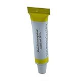 Die Streichriemenpaste mit leichten Druck auf die Lederfläche auftragen und mit dem Handballen einarbeiten