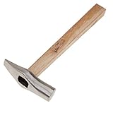 * El martillo es perfecto para conducir las clavijas de la carpa doméstica en terrenos más difíciles, y el otro extremo tiene una pala plana para excavar.
