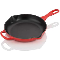 Le Creuset, Skillet en Fonte Émaillée, Rond, Ø 23 cm, Compatible avec Toutes Sources de Chaleur (Induction Incluse), 1.93 kg, Cerise