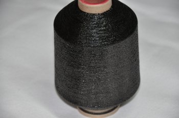 1 Spule Metallgarn GP 32,00 EUR/kg schwarz 86.000 m/kg Lame Beilaufgarn Lurexgarn 62% Polyester/ 38% Polyamid