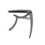 KOMPAKTGRÖSSE: Der Quick Change Guitar Capo hat ein hervorragendes Handgefühl, er lässt sich leicht öffnen und fest klemmen. Auch, mit ultraleichtem Metall und kompakter Größe, ist es sehr bequem zu tragen.
