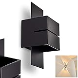 ECKIGE WANDLEUCHTE: Das quadratische Design dieser Lampe zeigt sowohl am Tag als auch in der Nacht seine faszinierende Wirkung. In den quadratischen Lampenschirm ist am hinteren Ende eine Metall-Leiste angebracht, die das Design zusätzlich aufwertet.