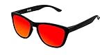hombre y mujer abrazados Estación: Continuativa HAWKERS · ONE · Carbon Black · Ruby · Gafas de sol para hombre y mujer