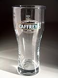 Características "caffreys logo grabado en el vaso.