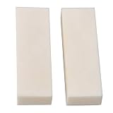 Un paquete de dos tuercas de hueso en blanco perfecto para guitarras y otros instrumentos caseros.