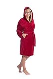 QUALITÄT: Der klassische Unisex-Bademantel besteht aus 100% Polyester Mikrofaser mit einem luxuriösen Materialgewicht von etwa 280g/m². Der hochqualitative Mantel überzeugt durch seine gute Saugfähigkeit und den außergewöhnlich guten Tragekomfort. Der Frottiermantel ist schadstoffgeprüft und Öko-Tex Standard 100 zertifiziert, sodass Sie völlig bedenkenlos relaxen können.