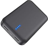 [Schnelles Aufladen] Es hat eine große Kapazität von 10000 mAh und kann Ihr Smartphone mehr als 5 Mal aufladen. Es hat einen intelligenten Chip im Inneren und erreicht eine maximale Stromladung. Die Konversionsrate ist 1,6-mal höher als anderen Externen Akkus auf dem Markt. Zwei USB-Anschlüsse mit hohem Ausgangsstrom können gleichzeitig an zwei mobile Geräte angeschlossen werden, um effizientes und schnelles Aufladen zu ermöglichen, und es verbessert auch Ihre Effizienz im Leben.