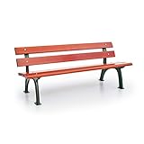 Die Holzbank besitzt Bohrungen an den Füßen zur Bodenbefestigung