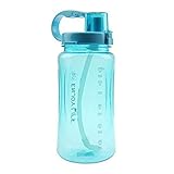 Esta botella de agua deportiva puede soportar agua hervida y no se daña si se vierte demasiado caliente. Solo hay algo (deficiencia), es grande y amablemente pesado, pero por supuesto 70 oz de agua es pesado el mango es bueno para engancharlo a una bolsa o sujetarlo
