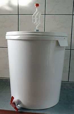 Großer Gärbehälter mit Ablasshahn und Gärröhrchen