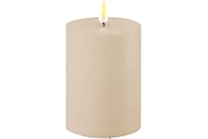 ‎REWU ReWu LED Kerze Deluxe Homeart, Outdoor LED Kerze (Kunststoff – Kein Echtwachs) mit realistischer Flamme, warmweißes Licht, Hitzebeständig für den Aussenbereich– (Staubiges Sand)