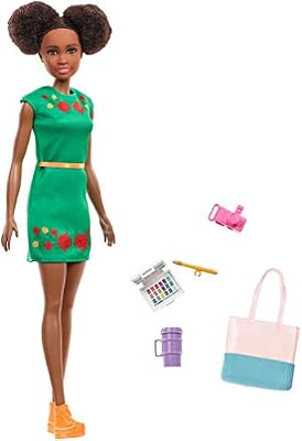 Barbie Voyage poupée Nikki aux cheveux bruns coiffés en chignon avec 5 accessoires, jouet pour enfant, GBH92