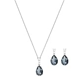 Die Schmuckstücke mit raffiniert facettierten Teal Kristalltropfen in einer klassischen Krallenfassung mit aufblitzenden Akzenten in Kristallpavé vereinen sich zu einem reizvollen Set.