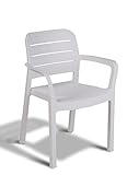 Diseño pensado para el confort, la silla Tisara combina fácilmente con cualquier mesa para exterior.