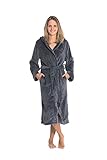 EIGENSCHAFTEN: Für einen ausgezeichneten Sitz und ausreichend Bewegungsfreiheit sorgt ein Gürtel, welcher durch Schlaufen um den Mantel geführt wird um lästiges Verrutschen zu vermeiden. Für weiteren Komfort verfügt der Mikrofasermantel über zwei praktische Taschen und eine große Kapuze. Der Spa-Mantel verkörpert alle positiven Eigenschaften von Mikrofaser und ist daher äußerst saugstark und trocknet zugleich sehr schnell.