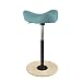 Produktbild Varier Move - Höhenverstellbarer Bürostuhl. Sitz/Steh-Hocker für Flexibles Arbeiten. Naturell lackierte Basis mit türkis/blauem Bezug.