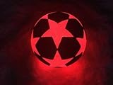 ALTA CALIDAD - Este balón no es uno de esos juguetes baratos que sólo duran un par de días. Funciona exacta- mente igual que un balón de fútbol normal. ¡Está hecho de materiales de alta gama, es muy fuerte, duradero e inclu- so es resistente al agua! Jugar a la playa y adentro el aqua es ninguna problema.