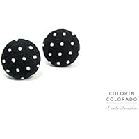 Ohrstecker mit stoffbezogenen Knopf mit weisen Punkten auf Schwarz