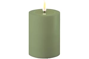 ‎REWU LED Kerze Deluxe Homeart, Outdoor LED Kerze (Kunststoff – Kein Echtwachs) mit realistischer Flamme, warmweißes Licht, Hitzebeständig für den Aussenbereich– (Staubiges Grün)