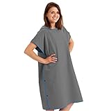 KOMPAKT und ULTRALEICHT: Der 440 Gramm leichte Strandponcho aus Mikrofaser passt kinderleicht in jede Badetasche oder Reisekoffer und nimmt im Vergleich zu konventionellen Badetuch Ponchos 60% weniger Platz in Anspruch. In der mitgelieferten Tragetasche lässt sich der Badeponcho platzsparend verstauen.