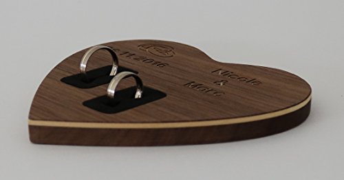 Ringkissen "Herz" aus Holz mit Namen und Datum - Nussbaum