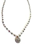 Kurze Halskette, für Damen oder Mädchen, versilbert, mit bunten Halbedelsteinen, auch mit Quaste, als Anhänger für unterwegs. Bohemian Style Sehr schöne Qualität von Schmuck. Länge der Halskette mit Verschluss: 39 cm, Größe der Steine: 2,5 / 3 mm auf 1,5 / 2 mm, Durchmesser des Anhängers: 1,2 cm, in Blisterverpackung, mit Etikett und Beutel