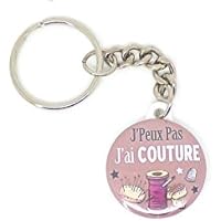 un porte clé, bijou de sac badge argenté "j'peux pas j'ai couture"