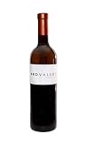 Vino muy particular, exclusivo que nace de las variedades Chardonnay y Macabeo. Un vino estructurado, muy untuoso, con gran cuerpo, persistencia y complejidad, nada común en un vino blanco.