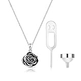 Größe: Asche Anhänger: 13,9 mm * 11,3 mm (0,54 in * 0,4 in); Gewicht: 7,0 g, Rolo-Kettenlänge: 45,3 cm (18 Zoll), 1,2 mm Breite, Federringverschluss. Der Urnenanhänger lässt sich zum Platzieren der Asche leicht abschrauben. Ein kleiner Urnentrichter mit einem Füllstab dient als Hilfe Gib die Asche in die Urne.