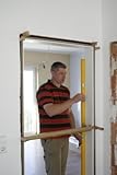 Kostengünstige Alternative zu herkömmlichen Systemen - Für alle handelsüblichen Holzzargen in DIN - Einfache und schnelle Montage - Präzises Abstandhalten während der Zargenmontage - Mehrfach verwendbar Passend für Türbreite 735 mm